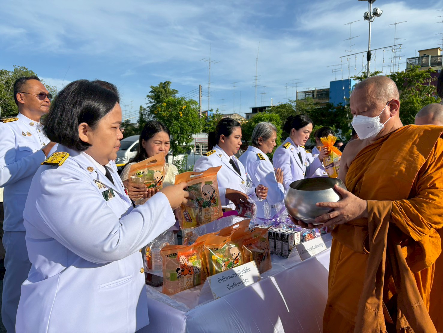 title - ส.ป.ก.นครปฐม เข้าร่วมพิธีเจริญพระพุทธมนต์ และทำบุญตักบาตร ถวายพระราชกุศลแด่ สมเด็จพระนางเจ้าฯ พระบรมราชินี เนื่องในโอกาสพระราชพิธีมหามงคลเฉลิมพระชนมพรรษา 4 รอบ 3 มิถุนายน 2569